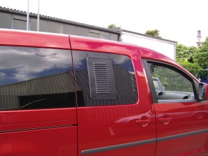 Kratka wentylacjna na drwi przesuwne VW Caddy prawe